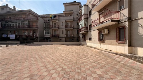 Zona Semi-Centrale, Appartamento di 4 Vani Oltre Accessori, Vano Deposito e Box Auto.